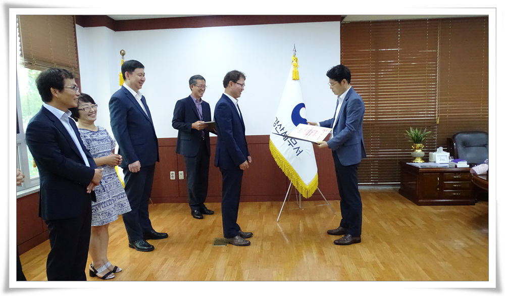 사무관 특별승진 임명장, 재직기념패 전수
