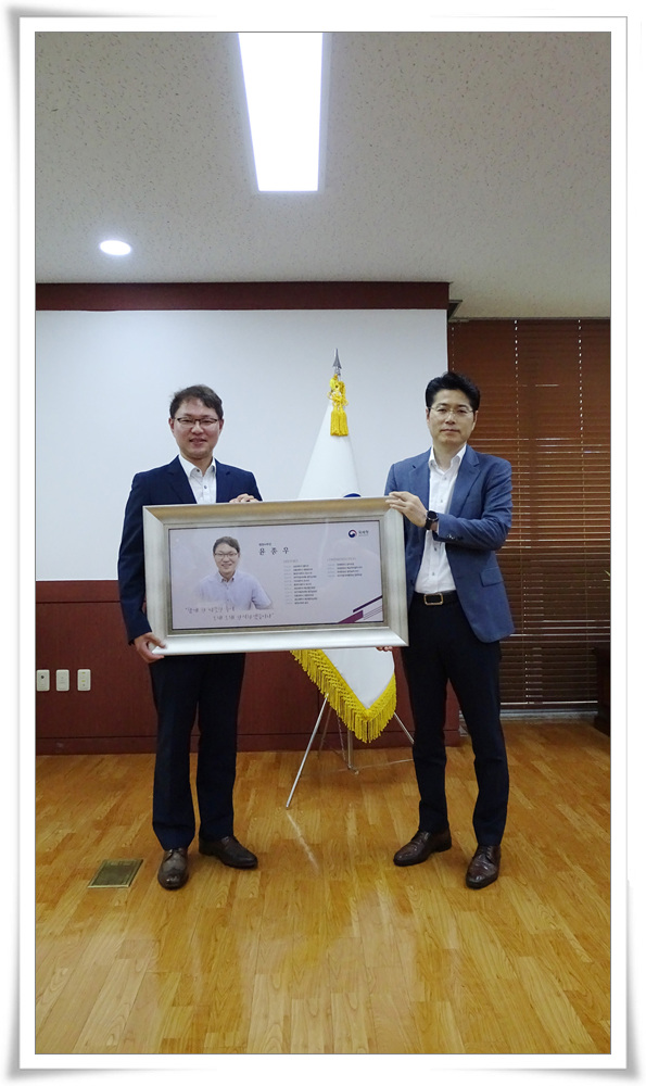20년 근무역사를 담아 직접 제작한 액자