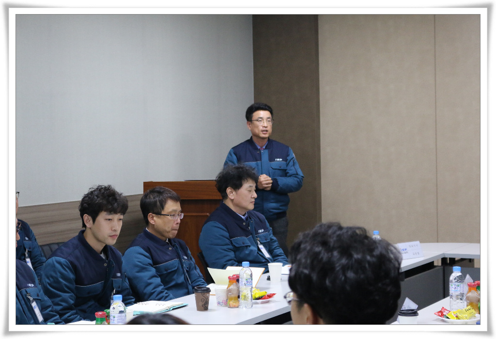 회사 소개 중인 대표이사