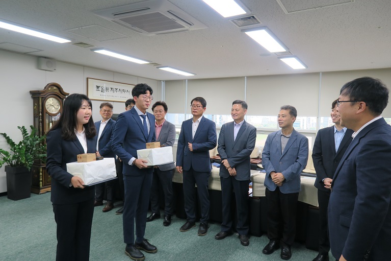 신규 임용자 임명장 수여식