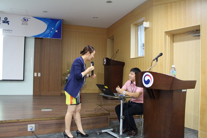 사진2) 자신의 경험을 재현중인 세무서 직원