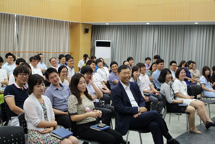 사진3) 경청하는 서장님과 직원들