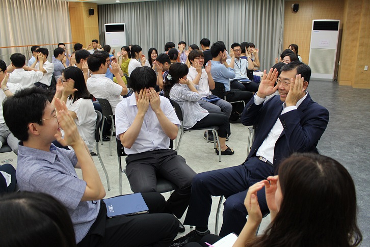 사진4) 친절교육에 적극 참여중이신 서장님과 직원들1