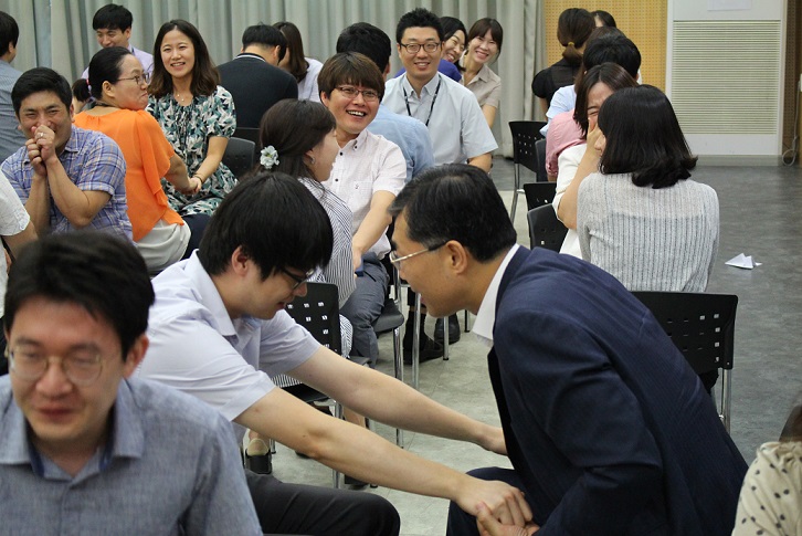 사진5) 친절교육에 적극 참여중이신 서장님과 직원들2