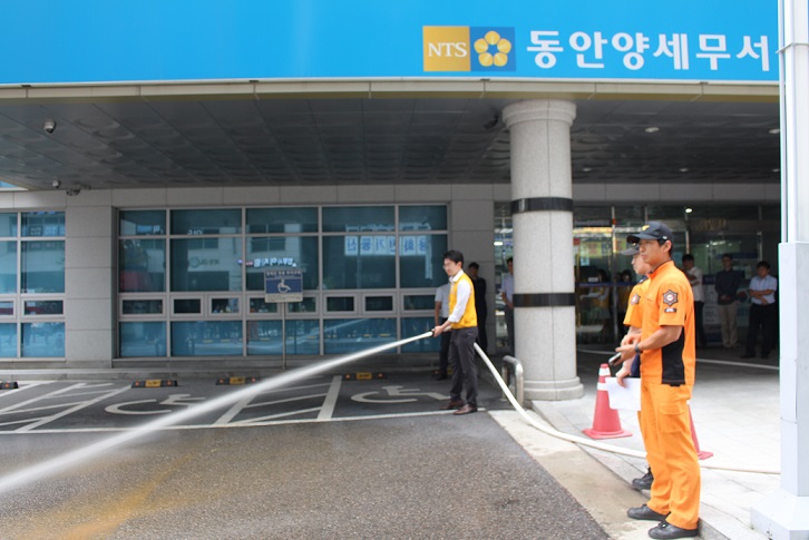 사진3) 화재진압 시범 중인 세무서 직원2