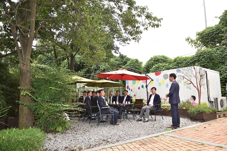 사진1) 보육원 역사에 대해 설명중인 원장님