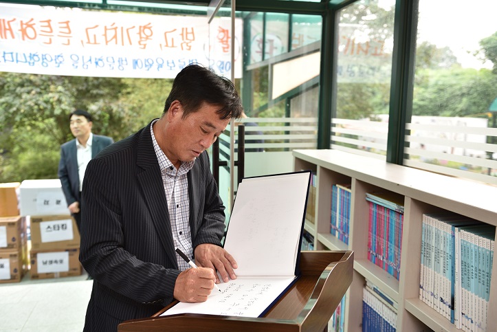 사진3) 방명록 작성중인 김철환 위원장