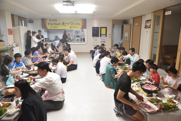 사진4) 맛있는 삼겹살 파티중