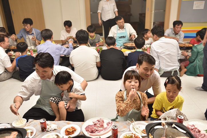 사진5) 열심히 고기굽는 임원들과 즐거운 아이들