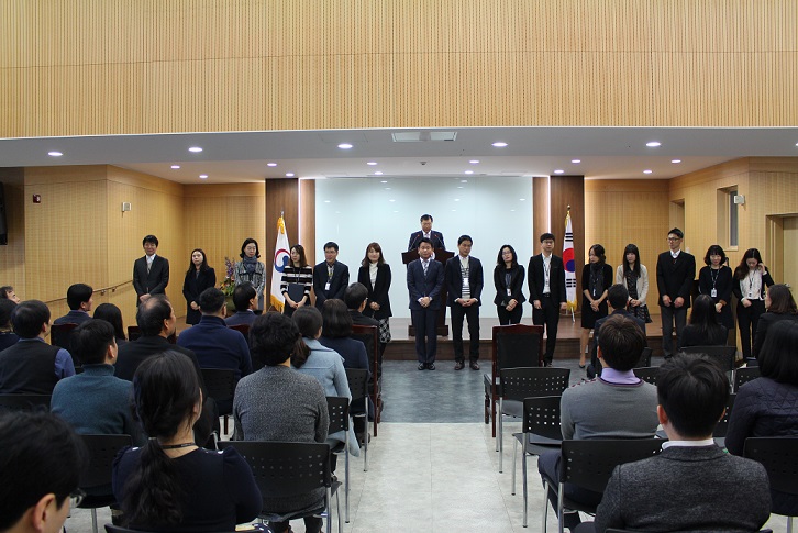 사진1) 전직원에게 인사중인 승진자들