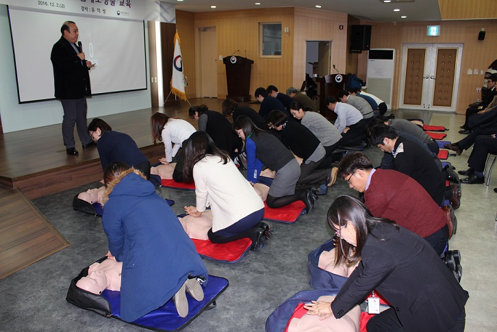 사진2) 심폐소생술 실습 중