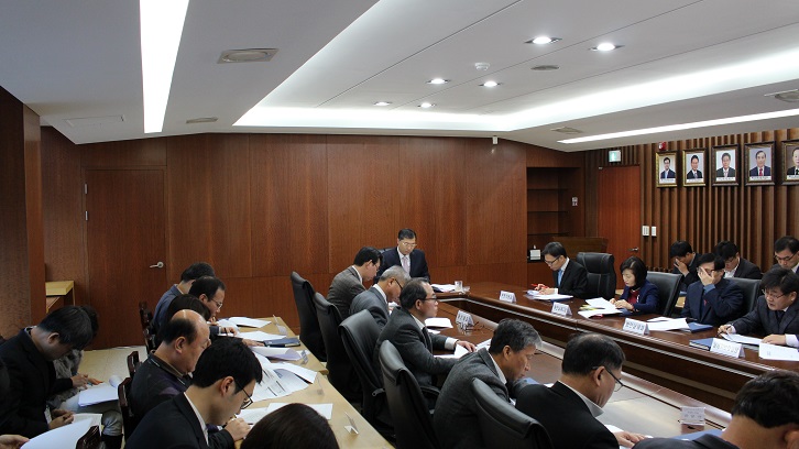 사진1) 업무보고 회의를 하는 간부들