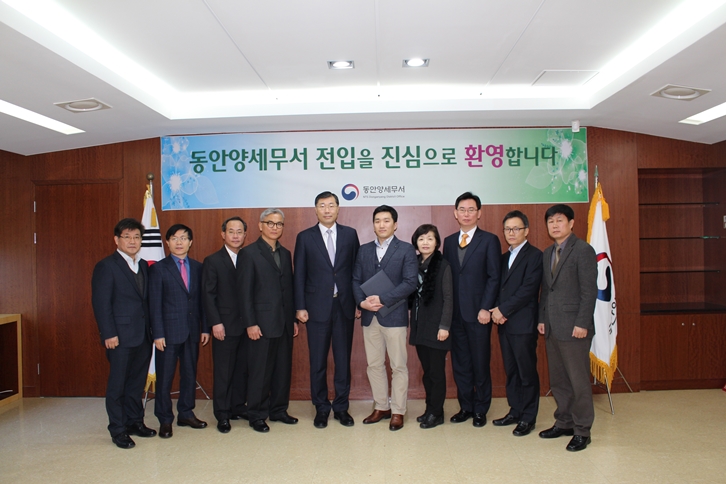 1) 서장님 및 각과 과장님들과 기념사진