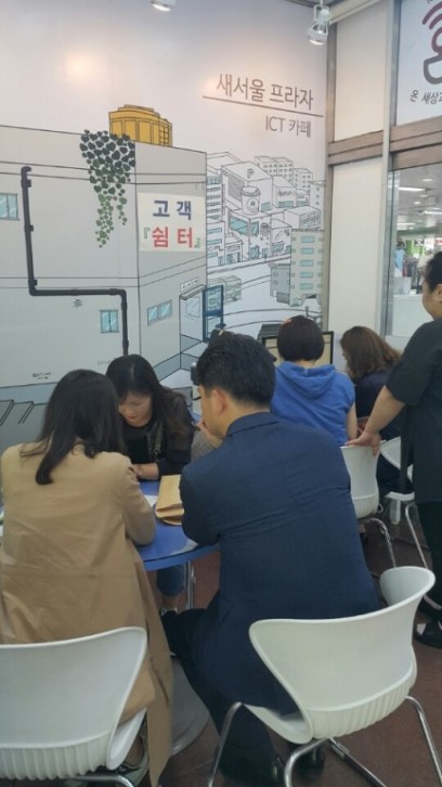2) 현장상담실에서 상담 중인 납세자들 (과천새서울프라자시장)
