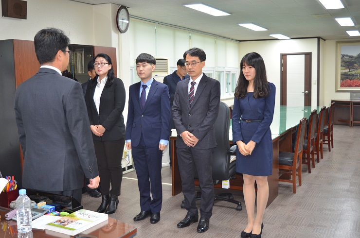 신규 임용자 임명장 수여