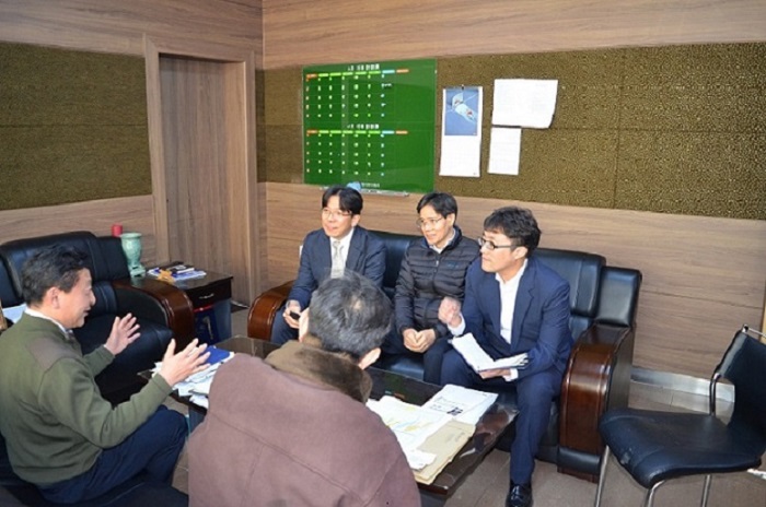 상인회에서 간담회 하시는 모습