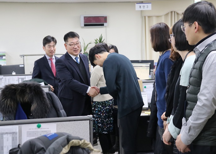 직원들과 인사